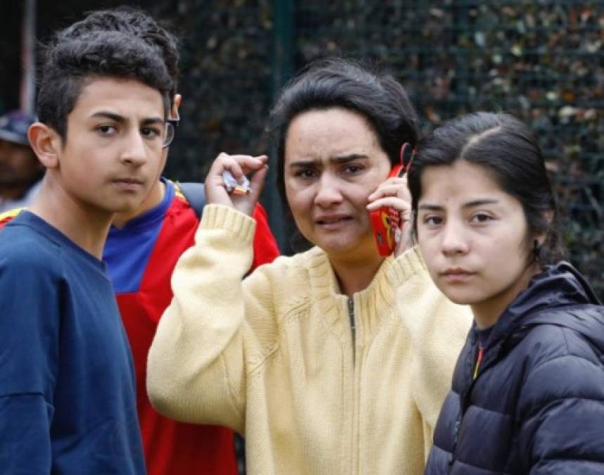 Momento en el que el familiares llegaban al lugar del desastre.<br/><br/>Fotos: AFP/ El Tiempo/ Twitter