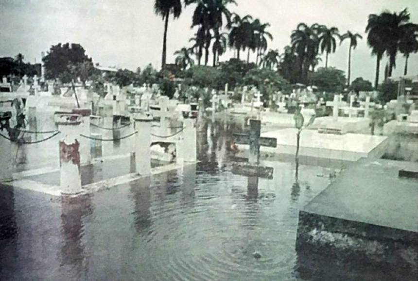Varios sectores de la ciudad de San Pedro Sula fueron víctimas de la furia de la tormenta tropical Mitch.