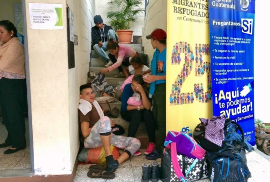 Los hondureños recobran fuerzas en los albergues de Guatemala para seguir hacia la frontera con México en su camino al norte.