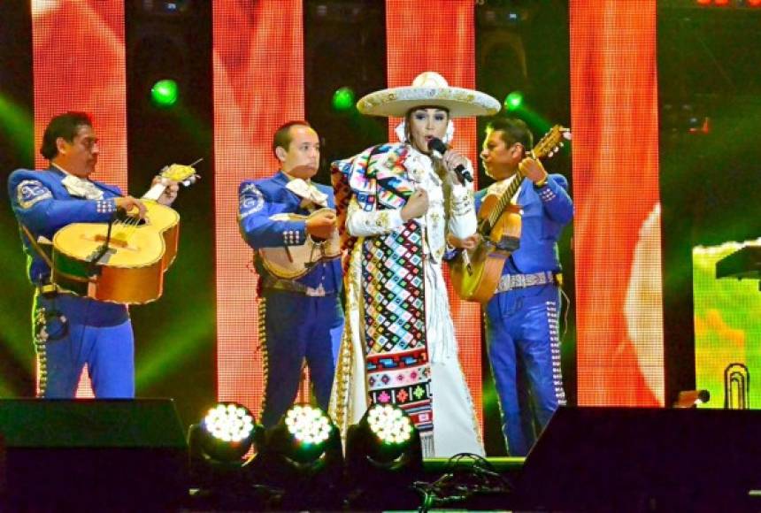 Aída Cuevas portó un atuendo muy mexicano a la hora de prestar su voz para las canciones del homenajeado.<br/>
