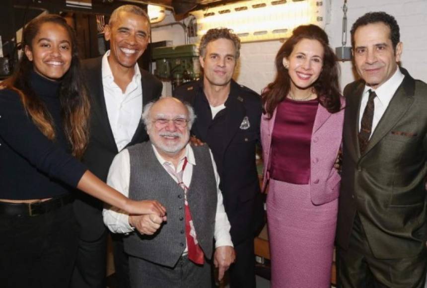 Obama también tomó tiempo para visitar a su hija Malia, que reside temporalmente en Nueva York, y juntos asistieron a un musical en Broadway, donde posaron con actores como Mark Ruffalo.