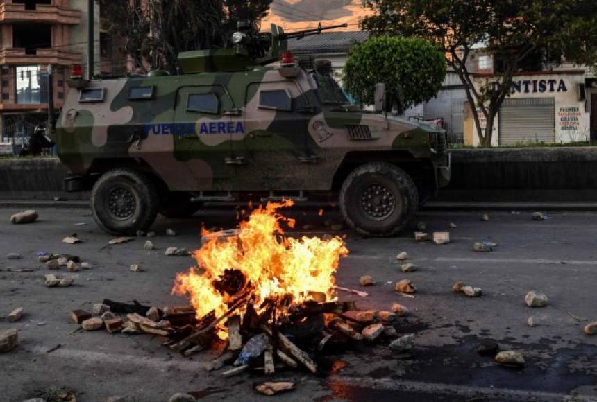 Poco antes el ejército y la policía había intervenido para despejar el acceso a la distribuidora de combustible, ocupada desde el jueves pasado por manifestantes leales a Morales, lo que casi paralizó el transporte público y privado en La Paz y afectó la distribución de alimentos.