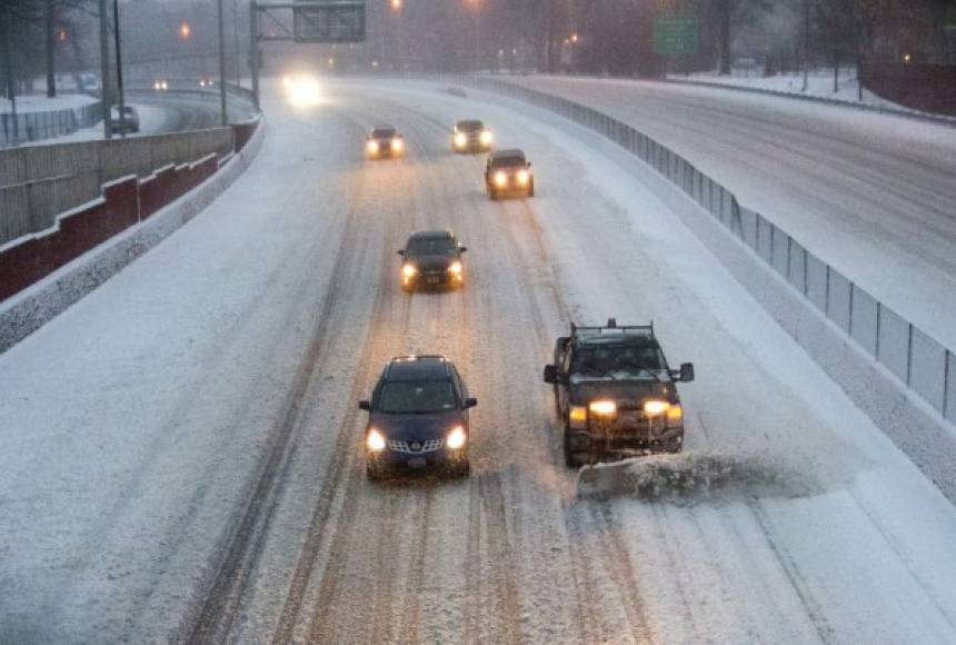Varios conductores en Nueva York se atrevieron a conducir pese a las advertencias de las autoridades tras la caída de más de 15 cm de nieve han caído sobre Manhattan, además de hielo y granizo. En barrios como Brooklyn, la nieve se convirtió en una lluvia helada. El termómetro marca -1ºC.