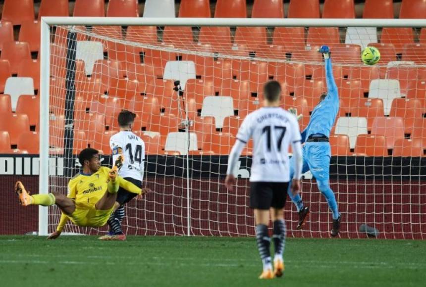 El golazo de chilena del Choco Lozano llegó al minuto 59. El catracho conectó un remate de espaldas al arco en donde el arquero del Valencia no le pudo llegar.