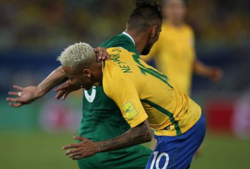 Momento en que a Neymar le hacían la falta.