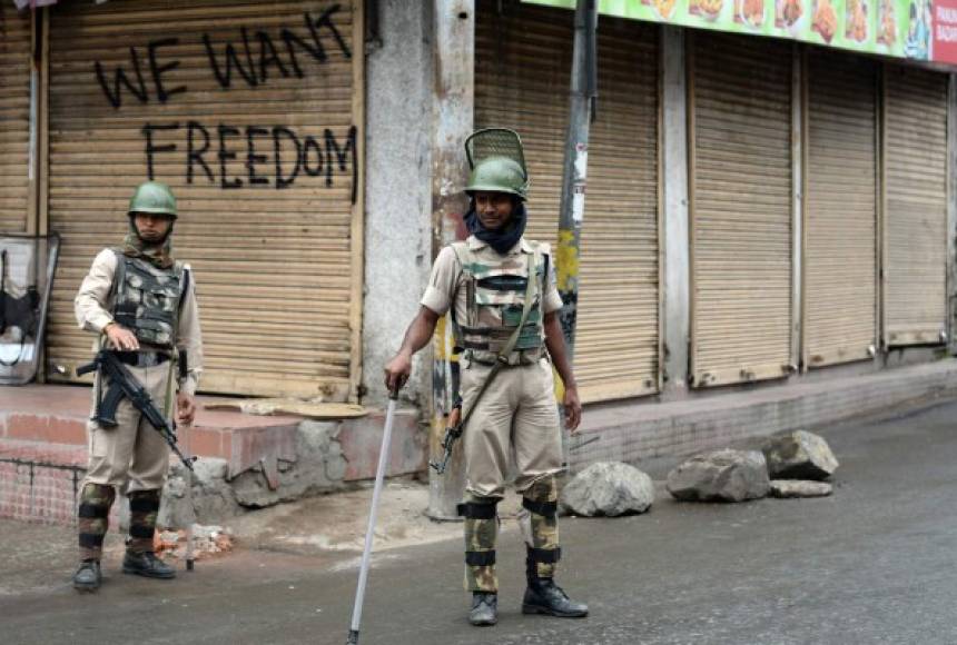 INDIA. Toque de queda en Cachemira. Soldados indios patrullan frente a comercios cerrados durante el toque de queda en Srinagar. Foto: AFP/Sajjad Hussain