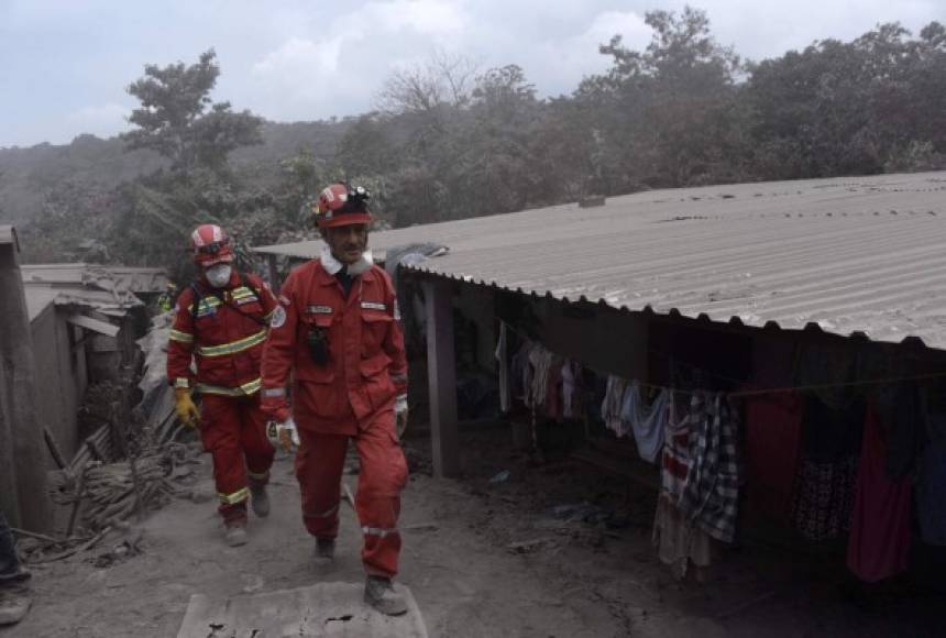 Rescuers search for victims of the Fuego Volcano in the ash-covered village of San Miguel Los Lotes, in Escuintla Department, about 35 km southwest of Guatemala City, on June 5, 2018.<br/>Rescue workers search more bodies from under the dust and rubble left by an explosive eruption of Guatemala's Fuego volcano, bringing the death toll to at least 69. / AFP PHOTO / Johan ORDONEZ