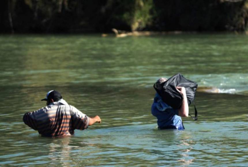 Agentes mexicanos intentaron retener a los migrantes en ese territorio sin embargo estos hicieron caso omiso a sus instrucciones y se lanzaron al río sin ningún tipo de protección.