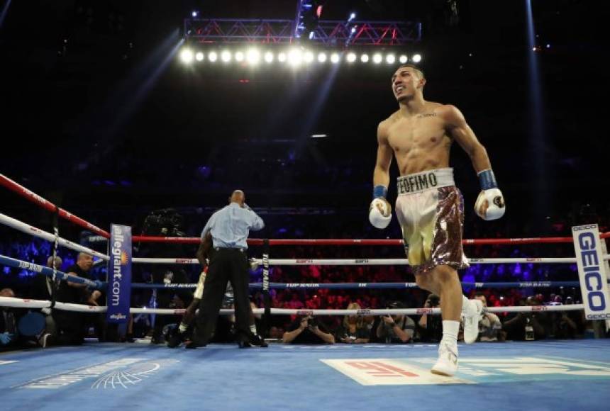 Teófimo López corre a celebrar por el ring su victoria.