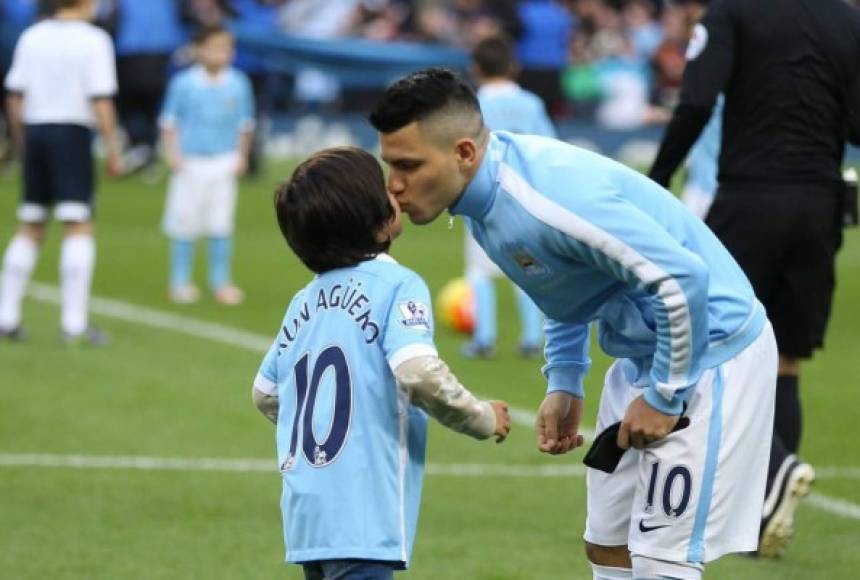 Sergio Agüero - El delantero argentino del Manchester City y su hijo Benjamín.