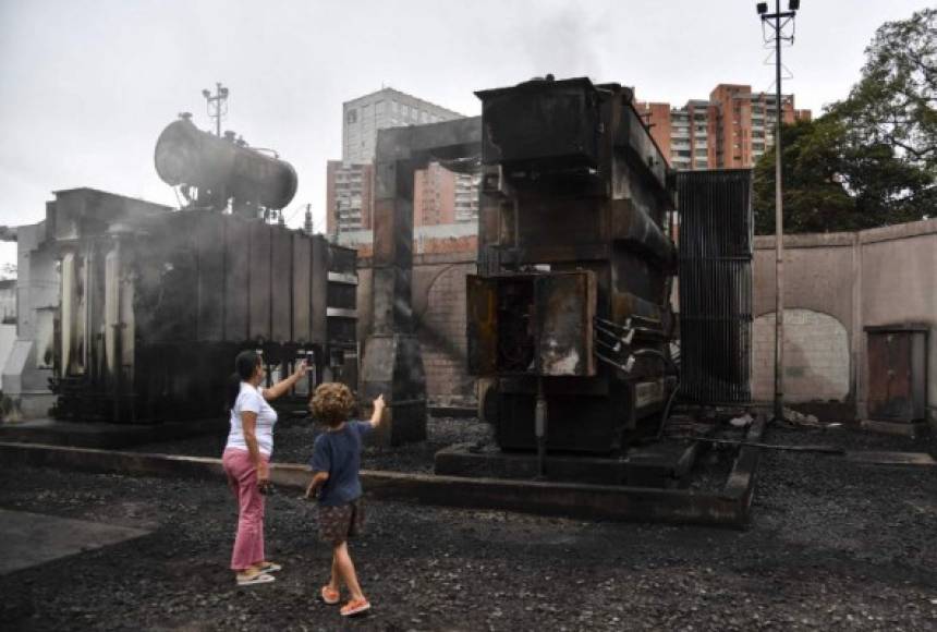 En la madrugada de este lunes, una estación eléctrica estalló en Caracas por causas desconocidas, aumentando la conmoción en la capital.