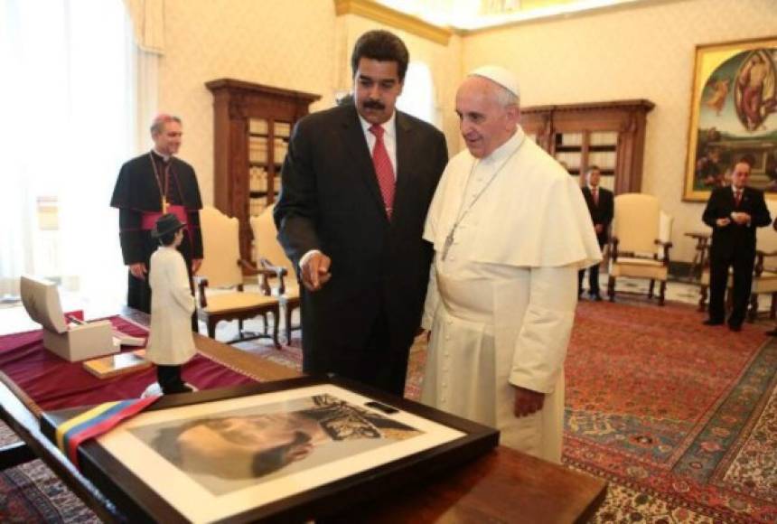 El presidente venezolano, Nicolás Maduro, fue recibido por el papa Francisco en la Santa Sede. Es importante aclarar que no se debe besar la mano del llamado Obispo de Roma, sino la sortija de oro que ocupa uno de sus dedos, la cual tiene en su superficie el sello del Vaticano: dos llaves que representan la manera en que San Pedro puede abrir las puertas del cielo.