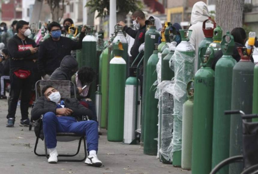 Bajo un sol abrasador en la amazónica Manaos, en Brasil, o en la fría noche en las afueras de Lima, en Perú, miles de personas peregrinaron en las últimas semanas en busca del vital gas para aliviar a sus familiares contagiados.