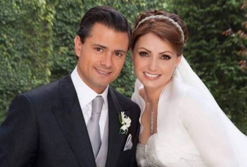 Peña Nieto y Rivera se casaron en la catedral de Toluca. De los 200 invitados a la recepción de su boda, solo 60 pudieron asistir a la ceremonia religiosa.