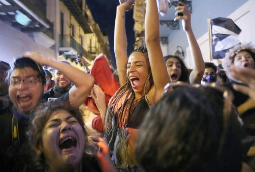 De inmediato los puertorriqueños salieron a las calles a celebrar al ritmo de reguetón.