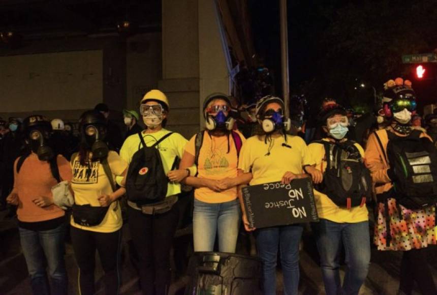 La protesta en general pacífica del jueves terminó, como varias de las anteriores, en un enfrentamiento entre los manifestantes y la policía.<br/><br/>Los choques se produjeron sobre la medianoche, aunque los dos bandos se encontraban separados por una cerca de protección reforzada por una barricada.