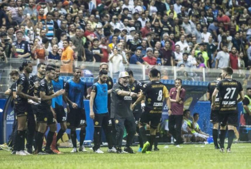 Maradona festejó cada gol con mucha intensidad, agradeciendo a Dios y a sus 'papás' en cada anotación.