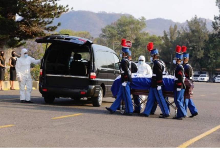 Tras un breve ceremonia privada en la base aérea, encabezada por el gobernante hondureño, el féretro fue introducido en un coche fúnebre que lo trasladó hacia una funeraria, donde los restos permanecerán hasta el próximo sábado cuando recibirá sepultura en un cementerio al oriente de la capital.