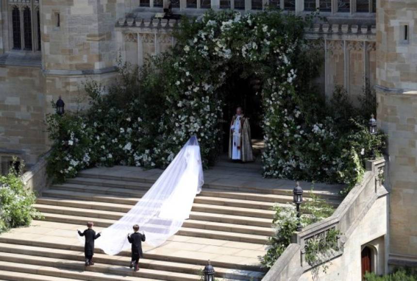 La exactriz estadounidense Meghan Markle llevaba este sábado un vestido de novia de color blanco creado por la diseñadora británica Clare Waight Keller, directora artística de la casa de alta costura francesa Givenchy.