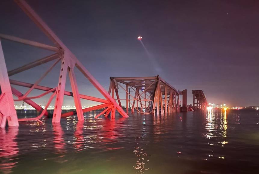 El accidente tuvo lugar hacia las 01:30 hora local (05:30 GMT), cuando el carguero ‘Dali’ chocó contra ese puente construido en 1977. 