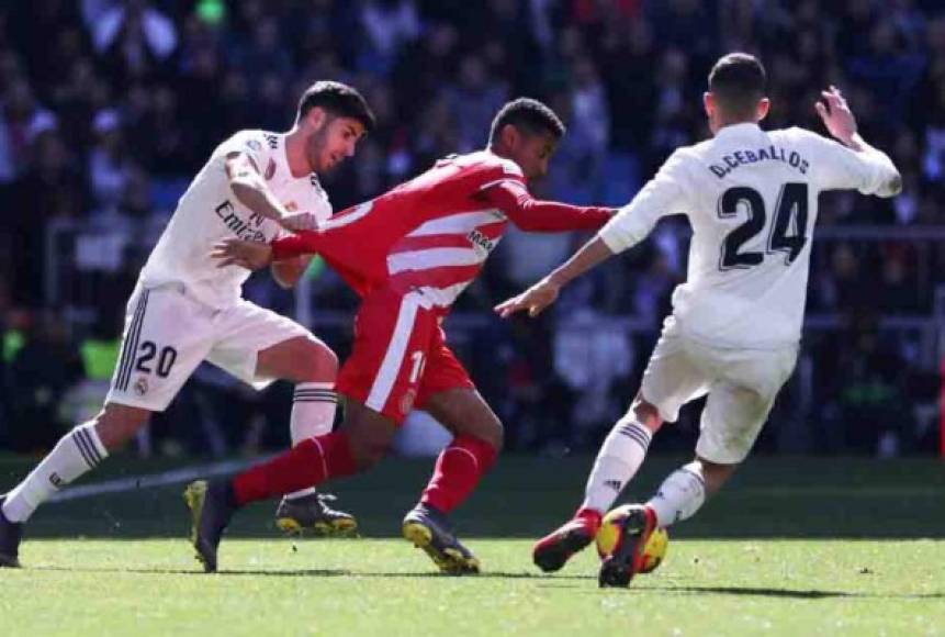 Antony Lozano fue un dolor de cabeza para los jugadores del Real Madrid. Marco Asensio tuvo que sujetar de la camiseta al hondureño para frenarlo. FOTO Diari de Girona.