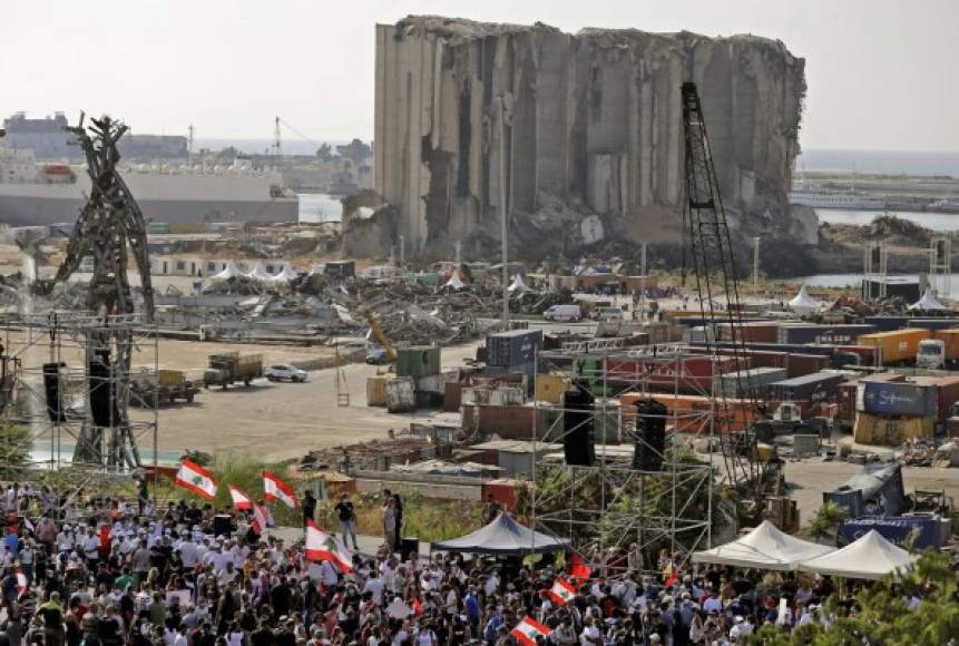 Al menos 214 personas murieron en la tragedia, una de las mayores explosiones no nucleares de la historia, que destruyó barrios enteros de la capital libanesa. Trabajadores portuarios quedaron sepultados bajo silos de grano destruidos, mientras los bomberos que combatían un incendio ocurrido antes de la explosión fallecieron pulverizados.