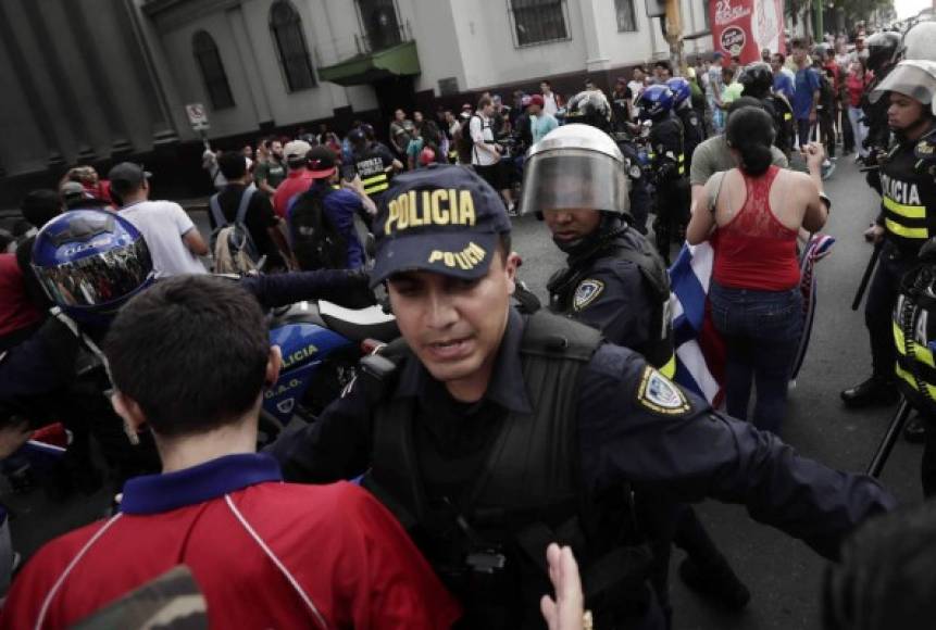 La manifestación, que en un principio iba a ser pacífica, terminó con disturbios, ofensas y varios detenidos, extraoficialmente se maneja un total de 20 capturados por desorden público.<br/>