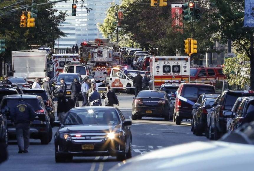 El sospechoso salió del vehículo exhibiendo armas de fuego falsas y recibió disparos del Departamento de Policía de Nueva York.