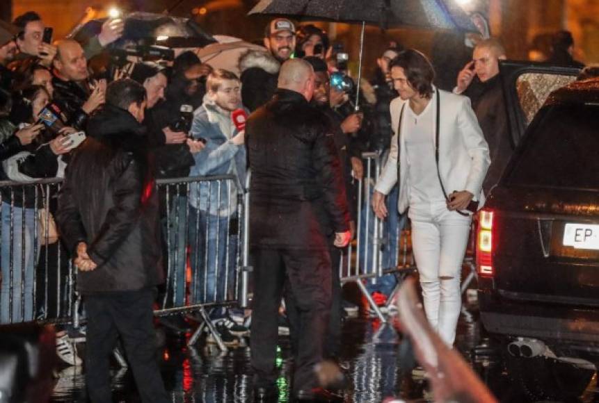 Cavani, uno de los jugadores que según informan en Francia no es con los que más se lleva Neymar, acudió a la fiesta y así fue su llegada.