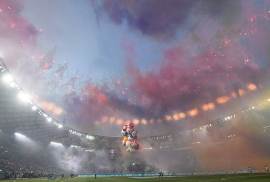 En el estadio Olímpico de Roma se autorizó la presencia de unos 16.000 espectadores, un 25% del aforo total del estadio para seguir este partido, que arrancó a las 21h00 locales (19h00 GMT), justo después de una breve ceremonia de apertura.