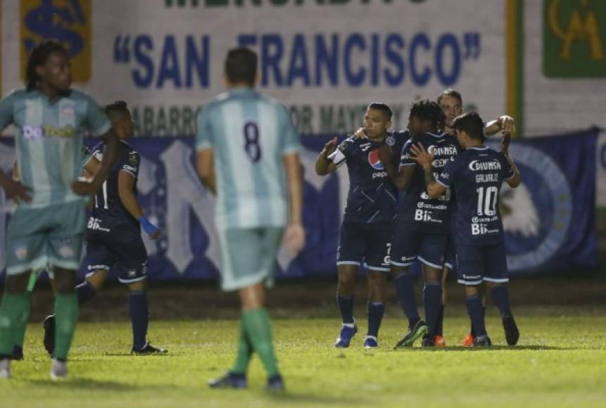 Gonzalo Klusener abrió el camino del triunfo del Motagua ante Real de Minas. En la imagen, es felicitado por sus compañeros. Foto Marvin Salgado