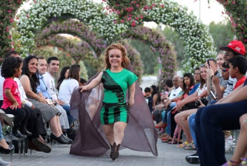 El International Dwarf Fashion Show, es una organización sin fines de lucro que pretende 'invertir los diktats discriminatorios de la belleza'. Foto: AFP