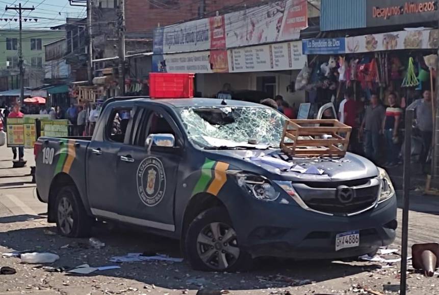 El caos y vandalismo se desató luego de que las autoridades ejecutaran un operativo anti pólvora a inmediaciones del mercado Medina, en la 7 Calle, 4 avenida, entre los barrios Concepción y Lempira, de la capital industrial. 