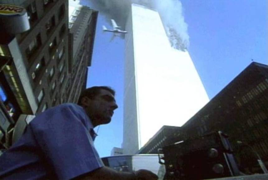 A las 9:03 a.m. el segundo avión de United Airlines se estrelló contra la torre sur del World Trade Center. Así quedó registrado en un video tomado desde una calle cercana.