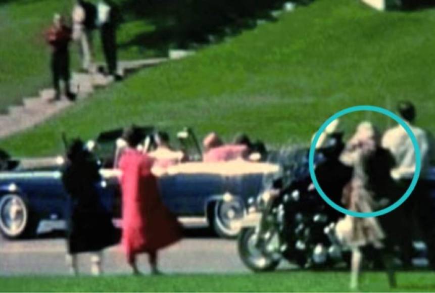 LA DAMA DE LA BABUSHKA<br/>Esta persona estuvo presente en la Plaza Dealy de Dallas, Texas, el 22 de noviembre de 1963, el día que asesinaron al presidente John F. Kennedy. <br/>Recibe su nombre de la pañoleta que usaba en la cabeza. En las fotografías y películas tomadas ese día puede apreciarse que porta una cámara, pero a diferencia de otras personas que presenciaron el asesinato, que tomaron fotos o grabaron películas, la dama de la babushka nunca se identificó y el material que sacó con su cámara jamás ha aparecido. <br/>Este personaje suele estar envuelto en las teorías de conspiración en las que se dice que su cámara era en realidad un arma disfrazada e incluso que ella misma era un hombre disfrazado, a juzgar por la separación de sus piernas (ver en la foto), algo que resulta cuando menos extraño para una mujer en 1963.