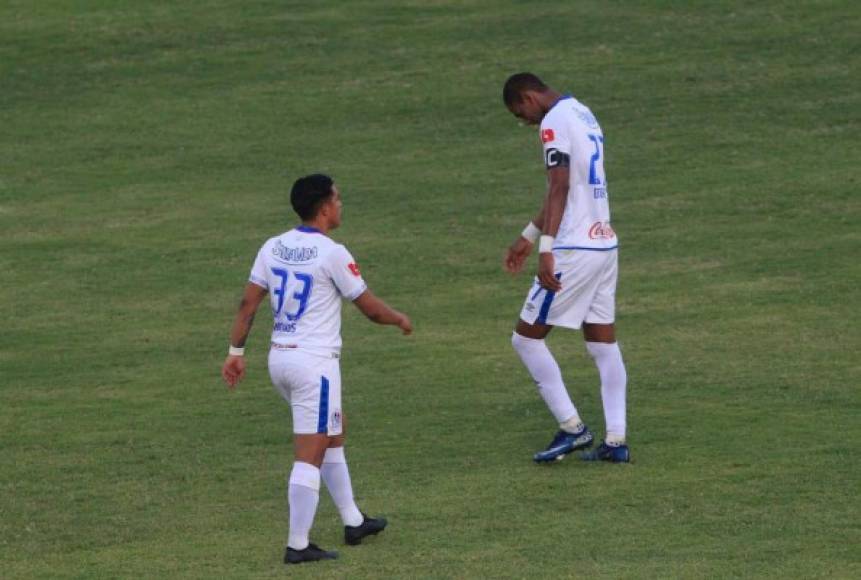 Jerry Bengtson y Michaell Chirinos, cabizbajos al final del partido.