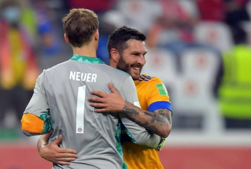 El abrazo entre André-Pierre Gignac y Manuel Neuer.