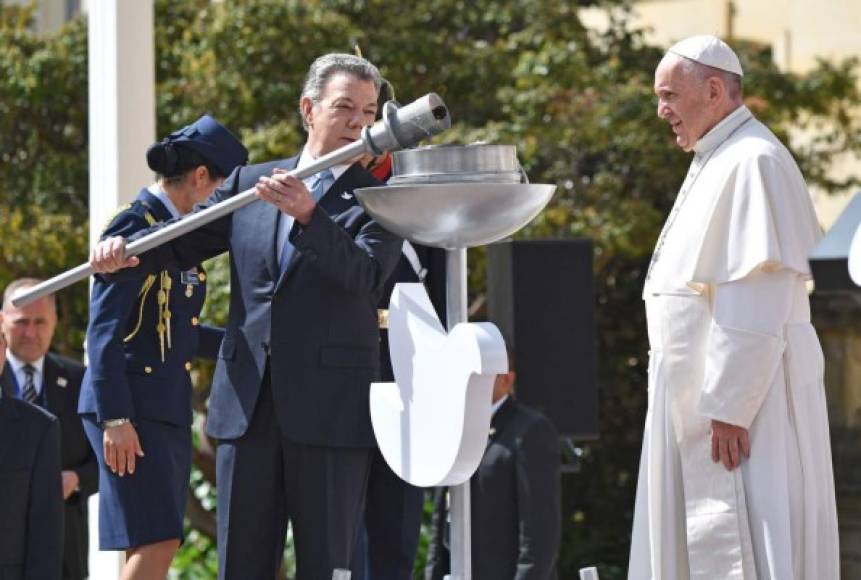 11. La visita del papa Francisco a Colombia<br/><br/>El Papa puso su mirada en Latinoamérica este año, con un viaje para celebrar los acuerdos de paz en Colombia, además de anunciar su visita a Chile y Perú y con dos libros que resumen su pensamiento sobre la “Patria Grande”.<br/><br/>Bergoglio visitó cuatro ciudades colombianas del 6 al 10 de septiembre, y allí llevó su petición de que ese país alcanzase una verdadera reconciliación tras casi 60 años de conflicto.<br/>Por ello, el acto símbolo y más emotivo de este viaje fue el encuentro de oración por la reconciliación nacional.<br/>Francisco también ha estado muy presente en las problemáticas del continente, como la situación en Venezuela o últimamente la crisis en Honduras.