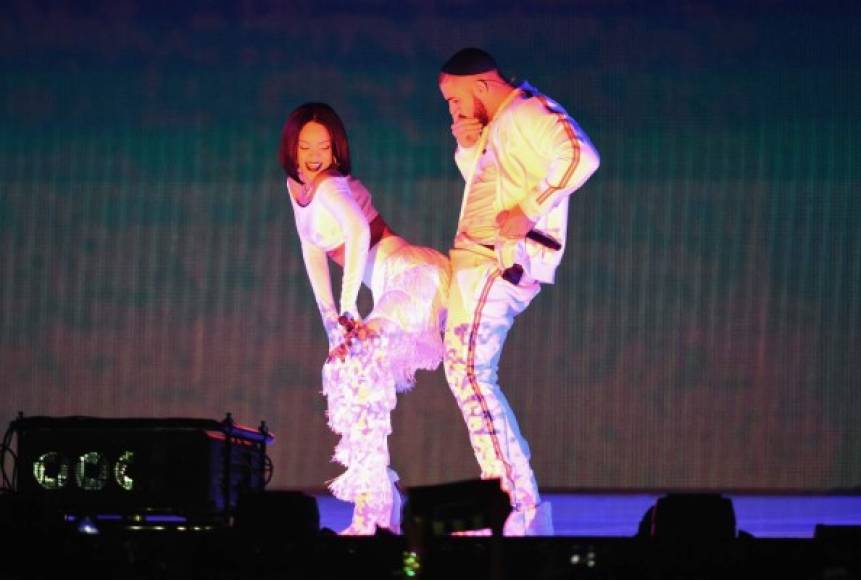 Rihanna y Darke en en el escenario.
