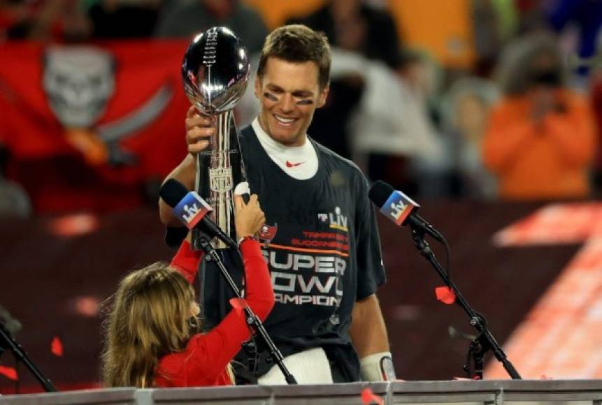 A sus 43 años, Brady se convirtió en el jugador de football americano más veterano en alzar un Super Bowl y batió a quien se considera su sucesor, Patrick Mahomes, que aspiraba a sumar su segundo Super Bowl consecutivo con Kansas City.<br/><br/>