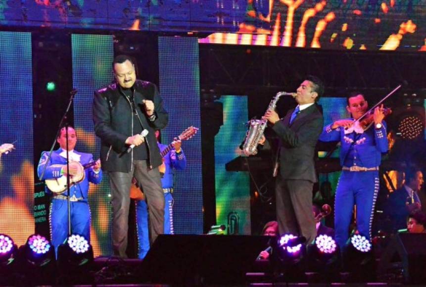 Pepe Aguilar también dio todo para consentir a su público con las canciones del michoacano. <br/>