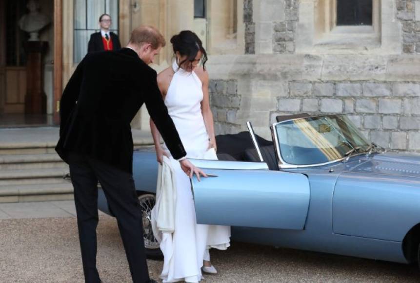 Ante la mirada de cientos de personas, ambos subieron a un Jaguar descapotable, donde el príncipe se puso al volante tras abrirle la puerta a su esposa caballerosamente.