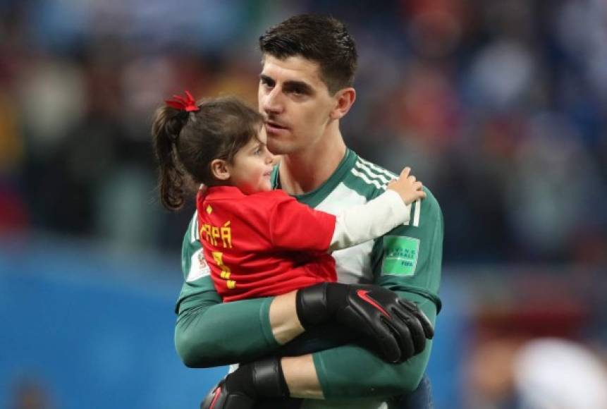 El portero Courtois junto a su pequeña.