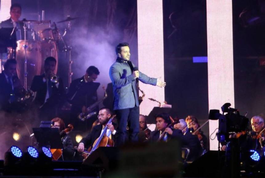 La primera gran imagen del Divo Juan Gabriel apareció en las pantallas, en un juego de sonido que permitió a Luis Fonsi cantar a dueto 'Te lo Pido Por Favor'.