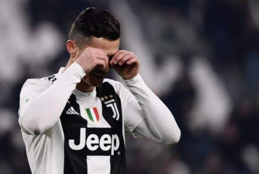 La Juventus goleó 3-0 al Chievo Verona por la jornada 20 de Italia, pero Cristiano Ronaldo no la pasó nada bien ya que se fue en blanco e inclusive falló su primer penal en Italia. La amargura de CR7 fue evidente. FOTOS AFP.