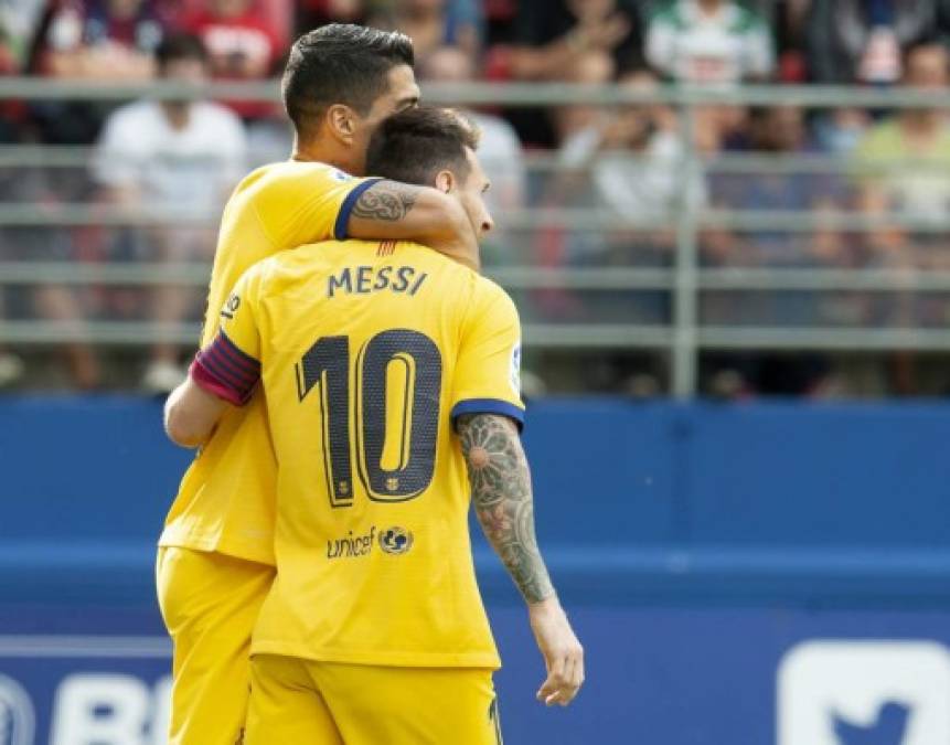 Lionel Messi y Luis Suárez se dieron un efusivo abrazo tras el gol del astro argentino.