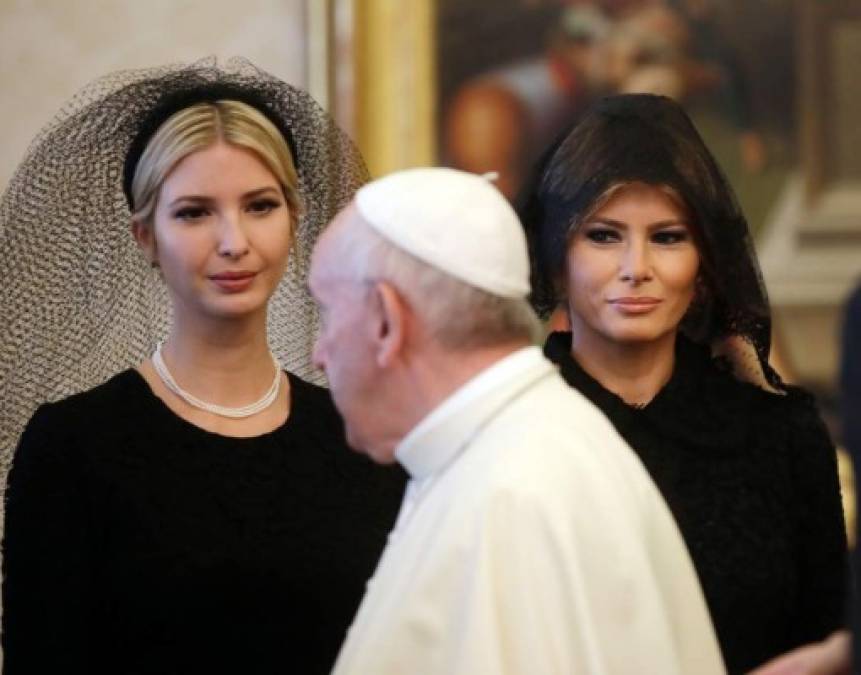 Tanto Melania como Ivanka utilizaron una mantilla que generó polémica en Estados Unidos, donde los medios cuestionaron porque optaron por utilizar un velo en Roma y no en Arabia Saudí, primera parada de la gira del magnate.