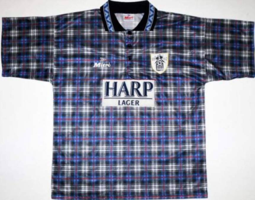 Camiseta del Notts County en 1994. Parecía una falda escocesa transformada en camiseta, algo que no cayó bien a sus seguidores.