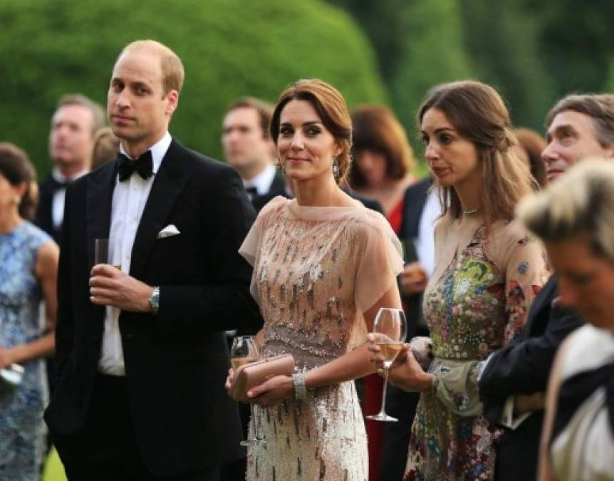 William y Middleton han sido amigos de Hanbury y su esposo, David Rocksavage, durante años, ya que eran vecinos en la residencia que tienen en Norfolk.<br/><br/>Además de ser vecinas Kate y Rose comparten bastantes cosas en común, ambas tienen aproximadamente la misma edad e hijos pequeños. Rose está casada con un aristócrata, el séptimo marqués de Cholmondeley, por lo que pertenecen al mismo círculo social.