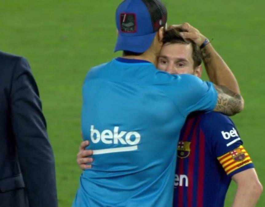 Lionel Messi también derramó algunas lágrimas y Luis Suárez lo fue a consolar.